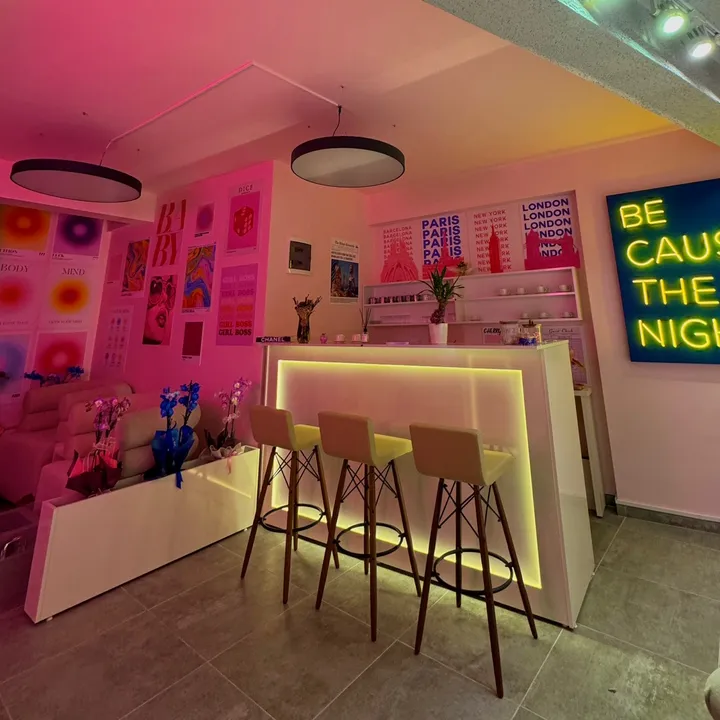 @pinkhousebeautystudio