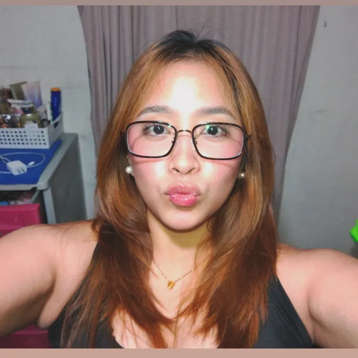 @heyitscheska_