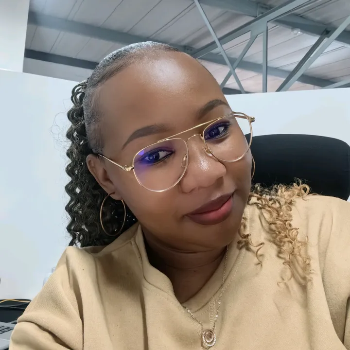 @hloni_tshabedi