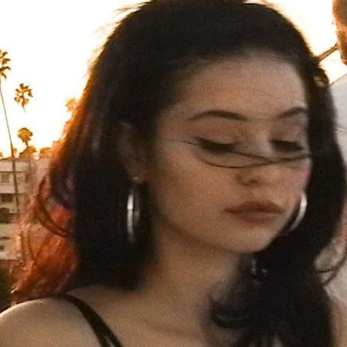 @courtneyviray