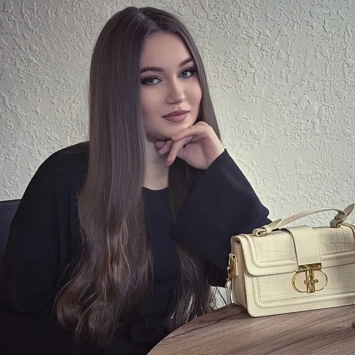 @astounding_karolina