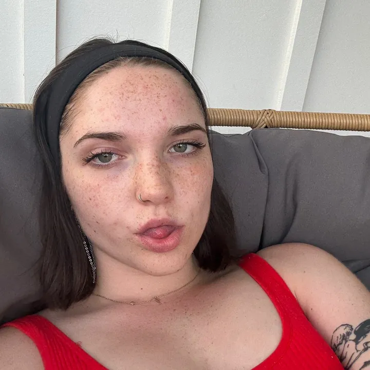 @ainsleyharris.s