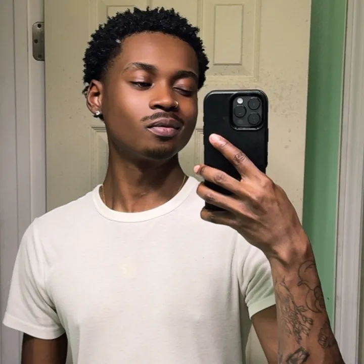 @hollow_hollis