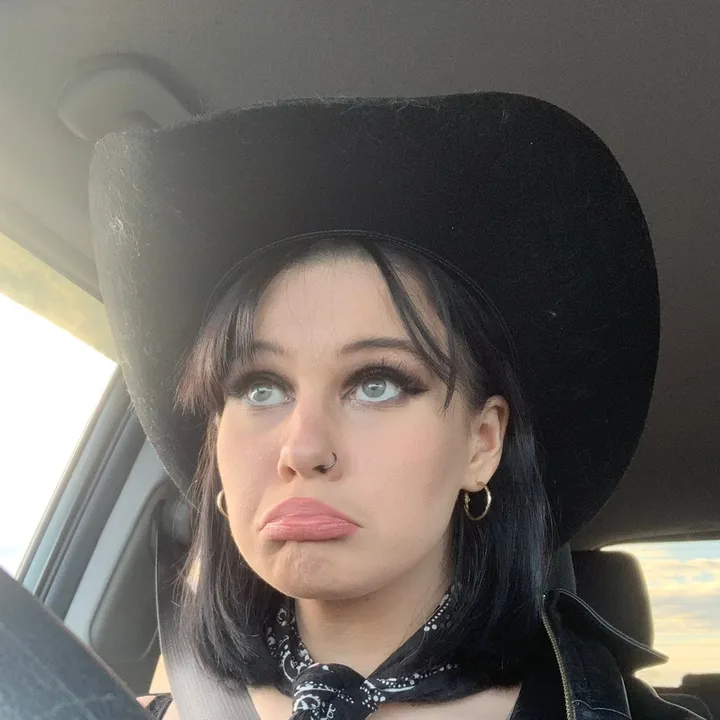 @lonelycowgirlll