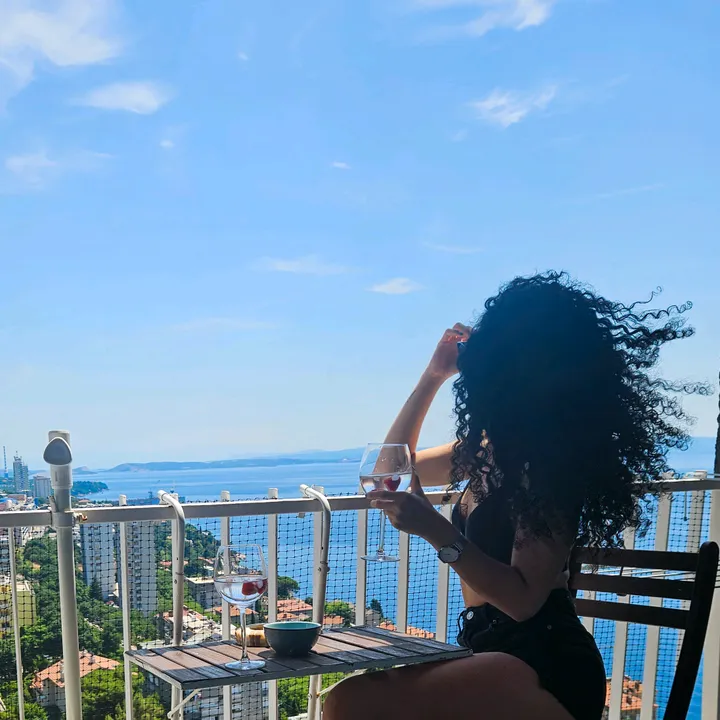 @farahalkhazae