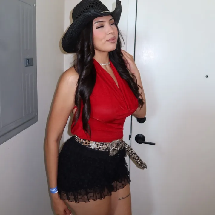 @crvstalfernandez