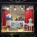 @red.curtain.dance
