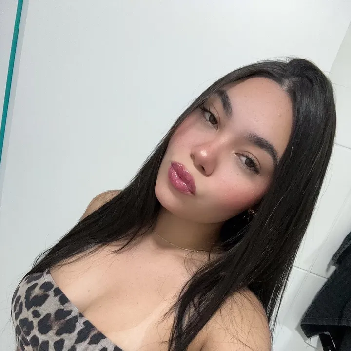 @thaissacarolini