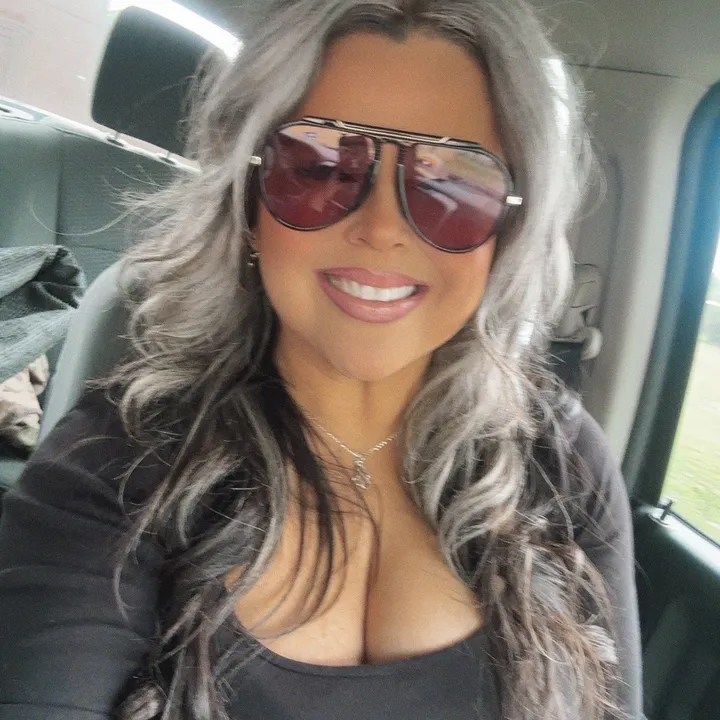 @chellasmiles