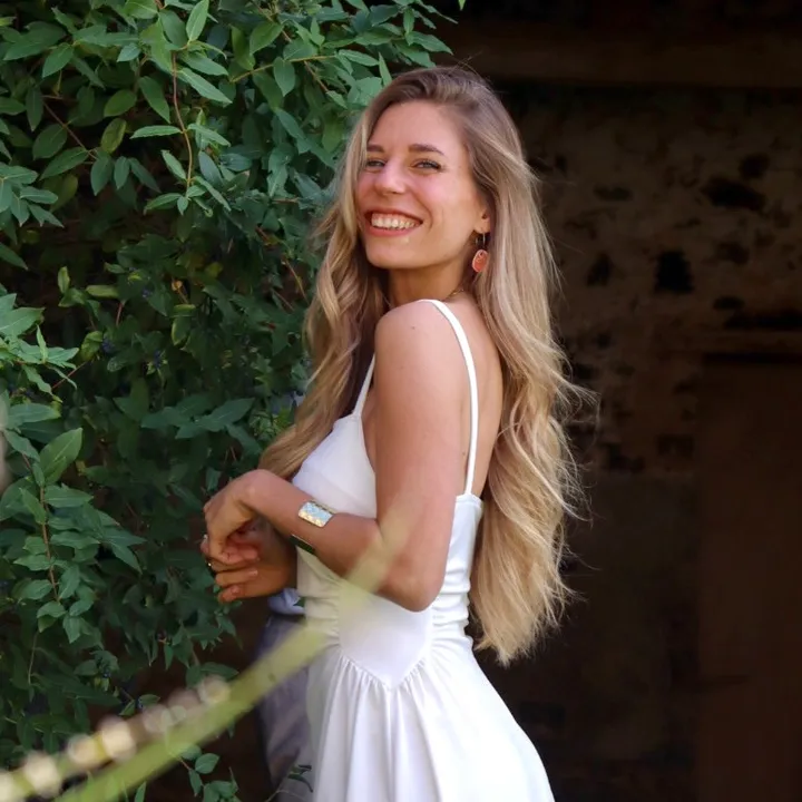 @laurasaison