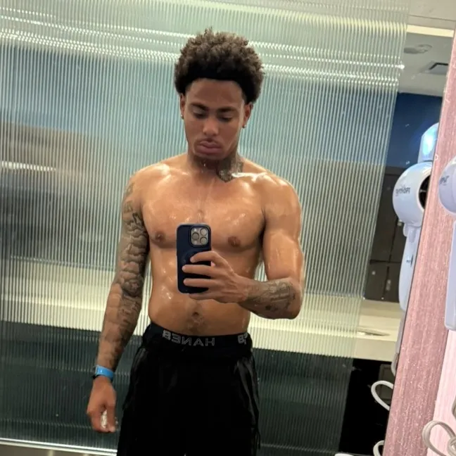 @whoizzsixxio_