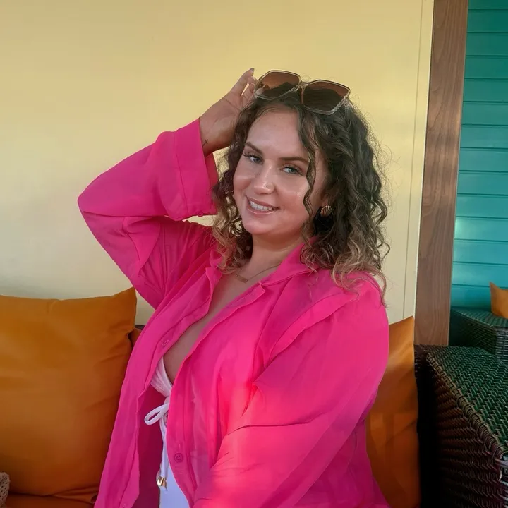@_tarahowlett_