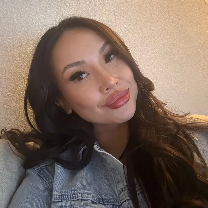 @damndatslaura