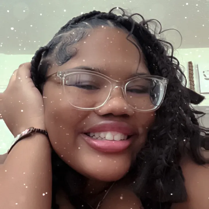 @theezoedenise