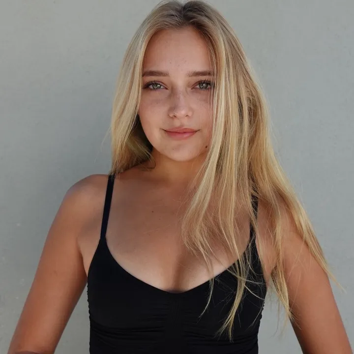 @alysloanh
