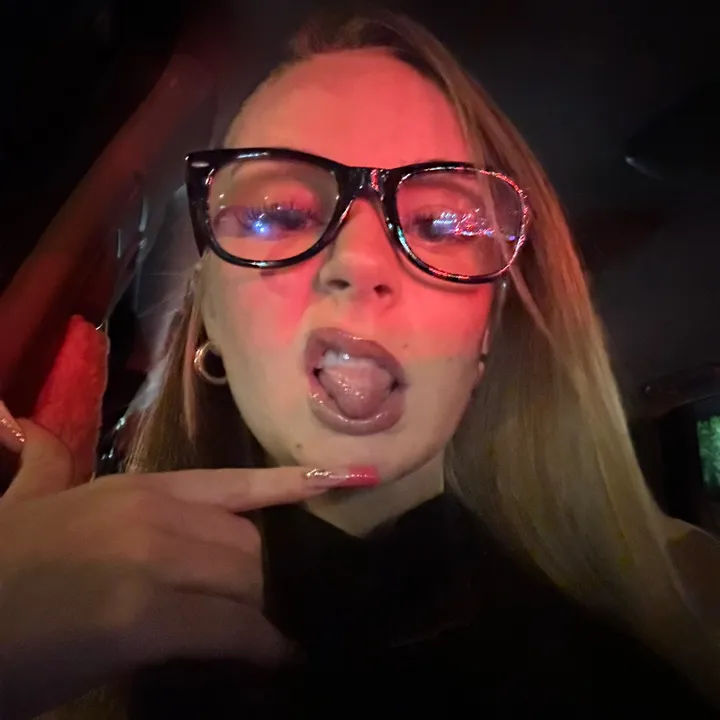 @missaverykate