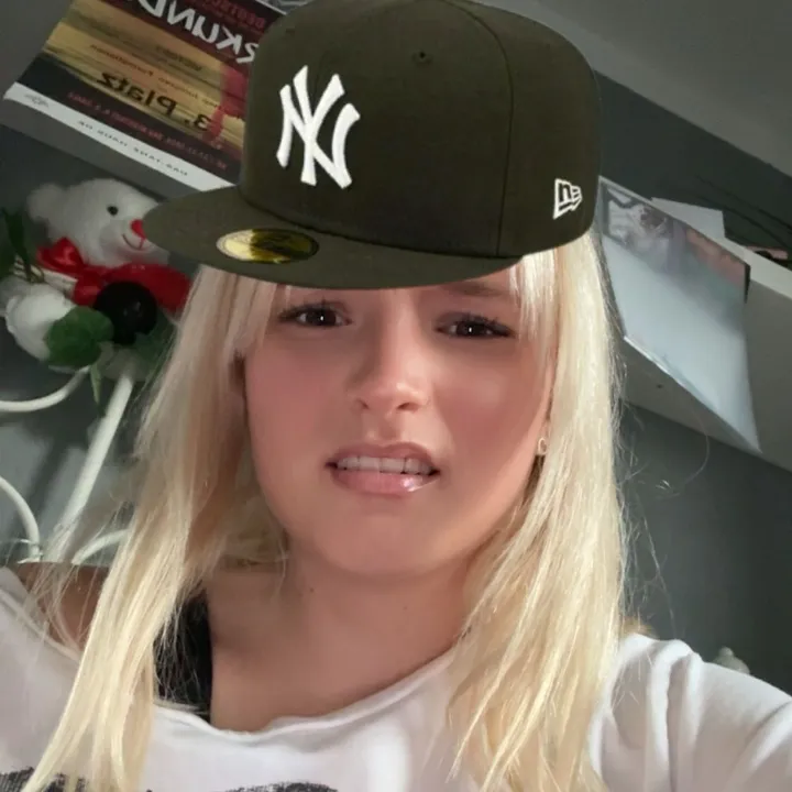 @leonielarissa_