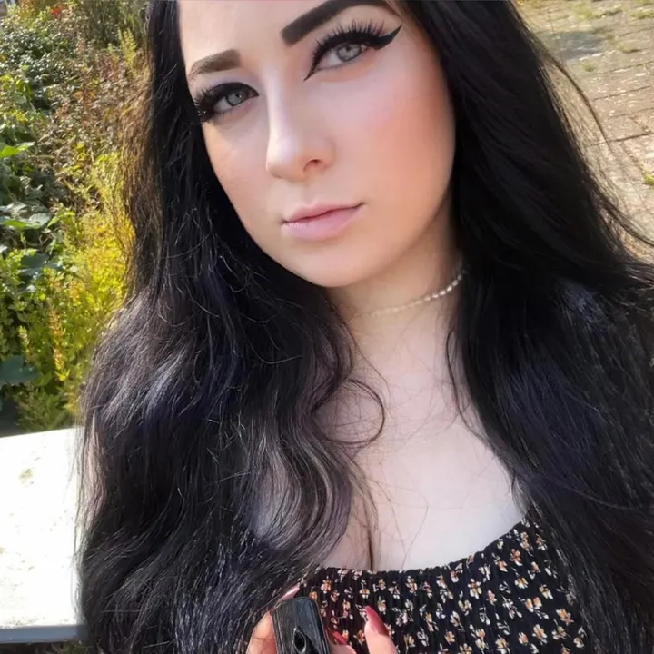 @charlottesartz