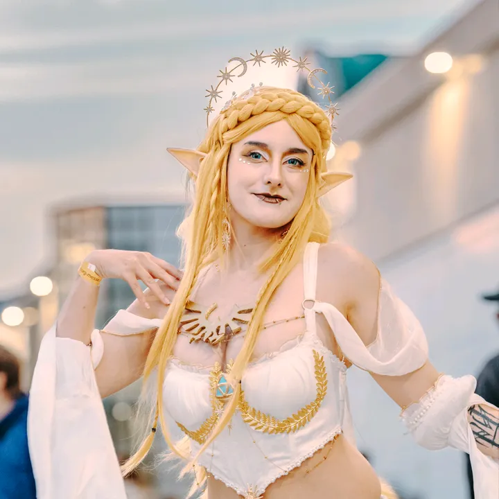 kamia_luna.cos