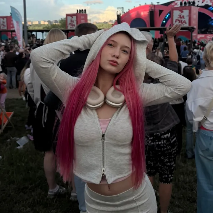 @iloleyni
