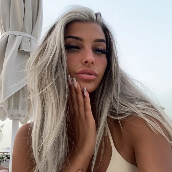 @meganholding_