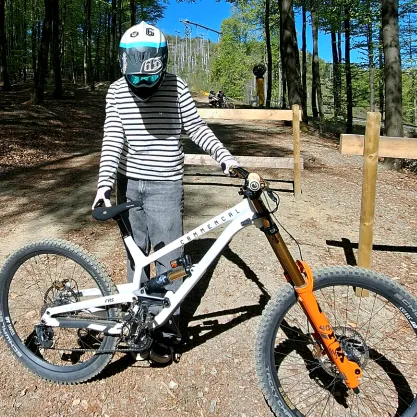 @jane.on.commencal