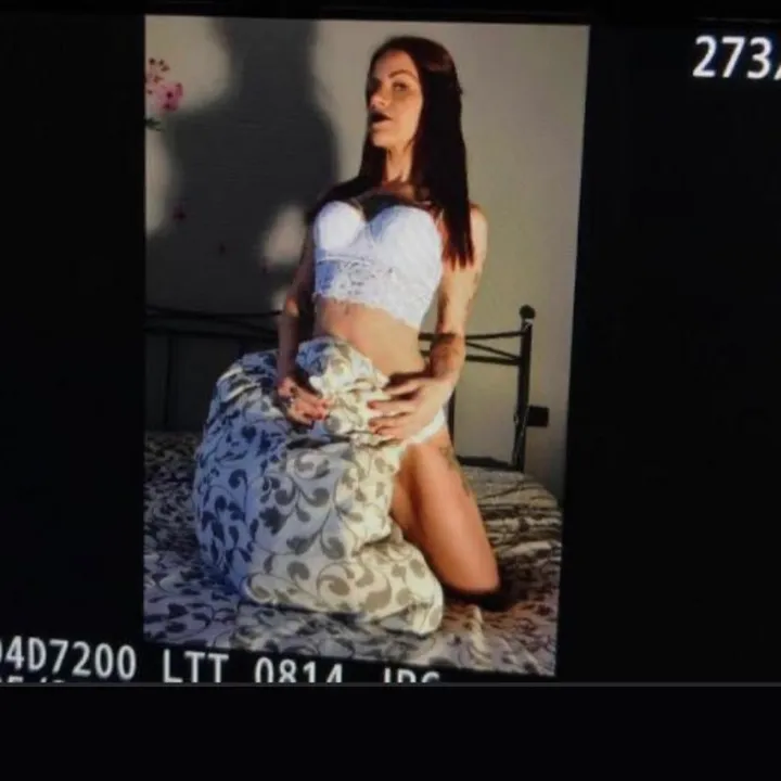 @lauraecate
