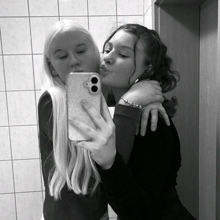 _miaandalexia_