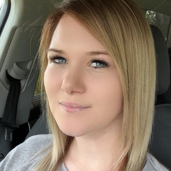 @schellychin_