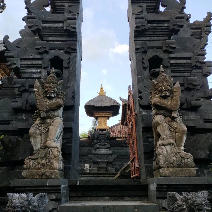 @sarinaditemplenstatue
