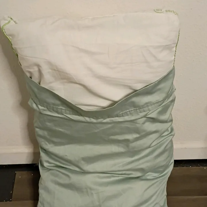 pillow.cracking