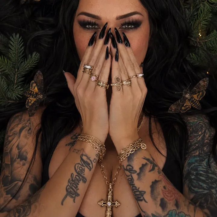 @to0thlessqueen